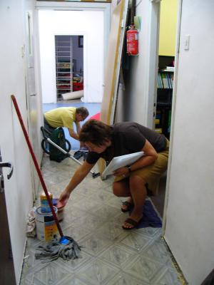 Autorka pomaga podczas prac remontowych (fot. Joanna Kocięcka)