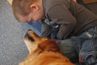 Dogoterapia  czyli pieski u Radosnych Maluchów. fot. Joanna Kowalczyk.