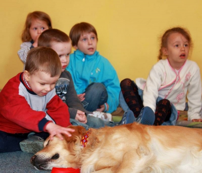 Dogoterapia  czyli pieski u Radosnych Maluchów. fot. Joanna Kowalczyk.