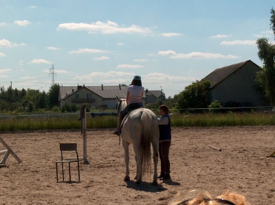 Ostatnia w tym przedszkolnym roku wycieczka Radosnych Maluchów na koniki.