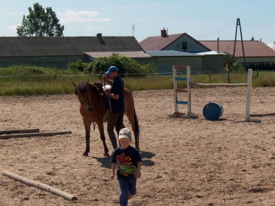 Ostatnia w tym przedszkolnym roku wycieczka Radosnych Maluchów na koniki.