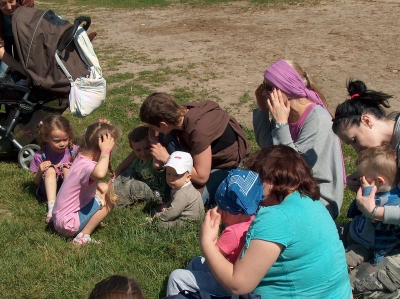 Ostatnia w tym przedszkolnym roku wycieczka Radosnych Maluchów na koniki.