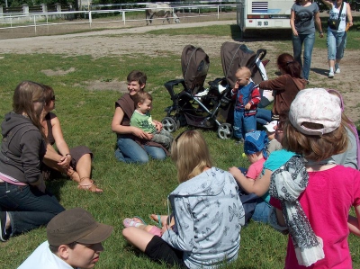 Ostatnia w tym przedszkolnym roku wycieczka Radosnych Maluchów na koniki.