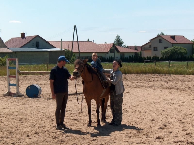 Ostatnia w tym przedszkolnym roku wycieczka Radosnych Maluchów na koniki.