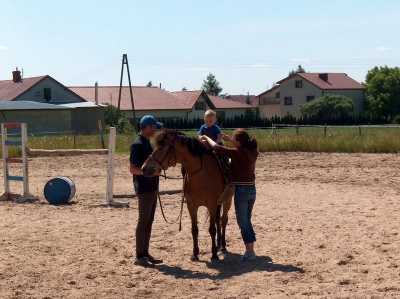 Ostatnia w tym przedszkolnym roku wycieczka Radosnych Maluchów na koniki.