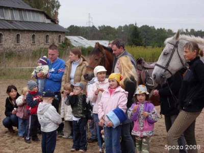 Radosne Maluchy na konikach 2008r.