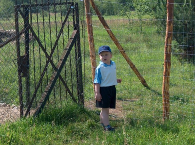 Radosne Maluchy na wycieczce do mini zoo.