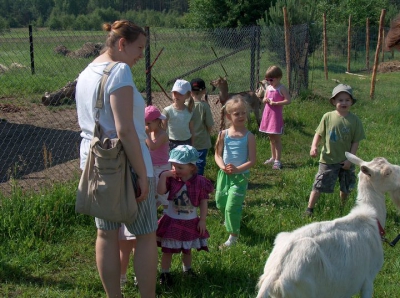 Radosne Maluchy na wycieczce do mini zoo.